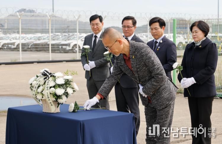 최승복 교육감 권한대행이 13일 목포 신항만을 찾아 세월호 선체 앞에서 희생자들을 추모하고 있다.