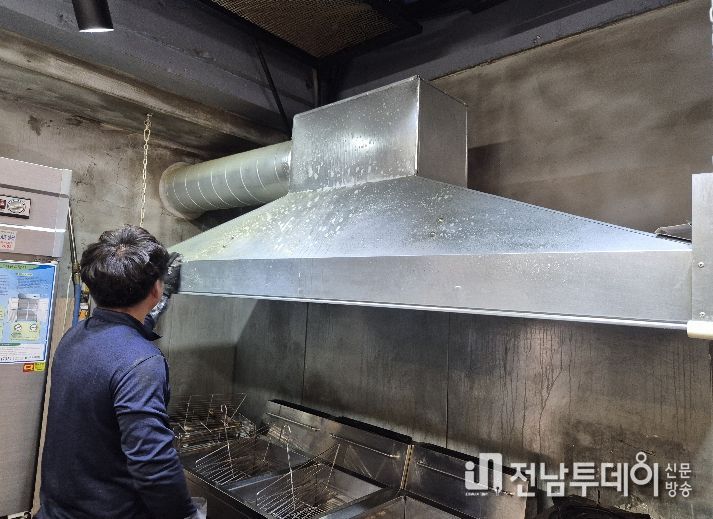 광산구가 노후 주방 위생환경을 개선할 수 있도록 노후주방 위생환경 개선 사업을 추진한 가운데 주방전문 청소업체가 환기시설을 청소하고 있다.
