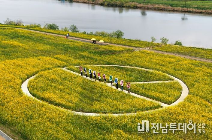 나주시가 전라남도 선거관리위원회와 협업해 영산강 유채꽃 단지에 ‘기표용구’ 형태의 이색 포토존을 조성했다.(사진 제공-나주시)